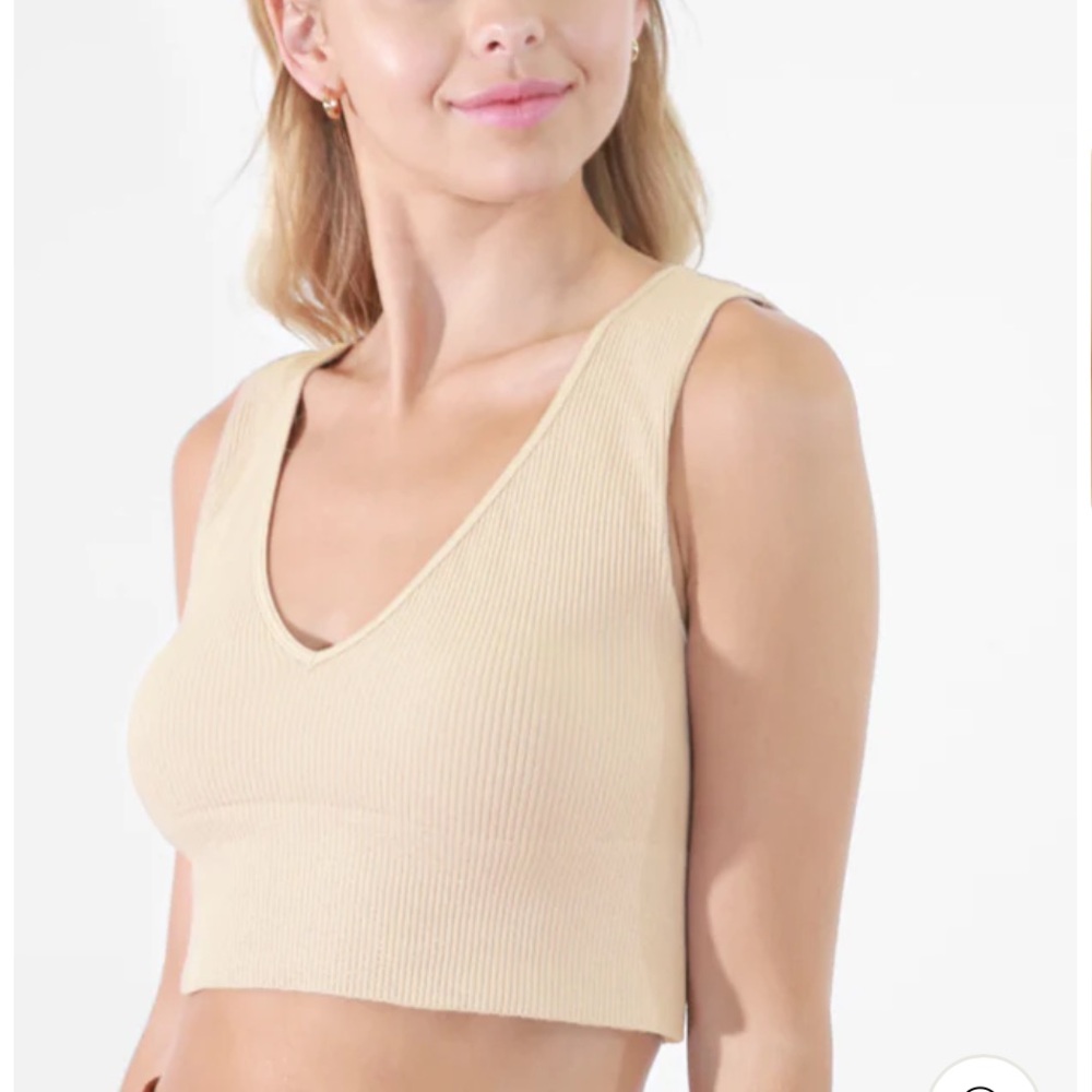 EUC White Fox Boutique ribbed v-neck crop top. Size Small.